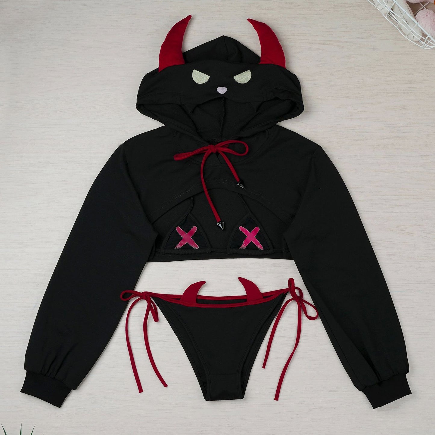 ちょっぴり大胆なセクシー小悪魔パーカー×ビキニコスチュームセット