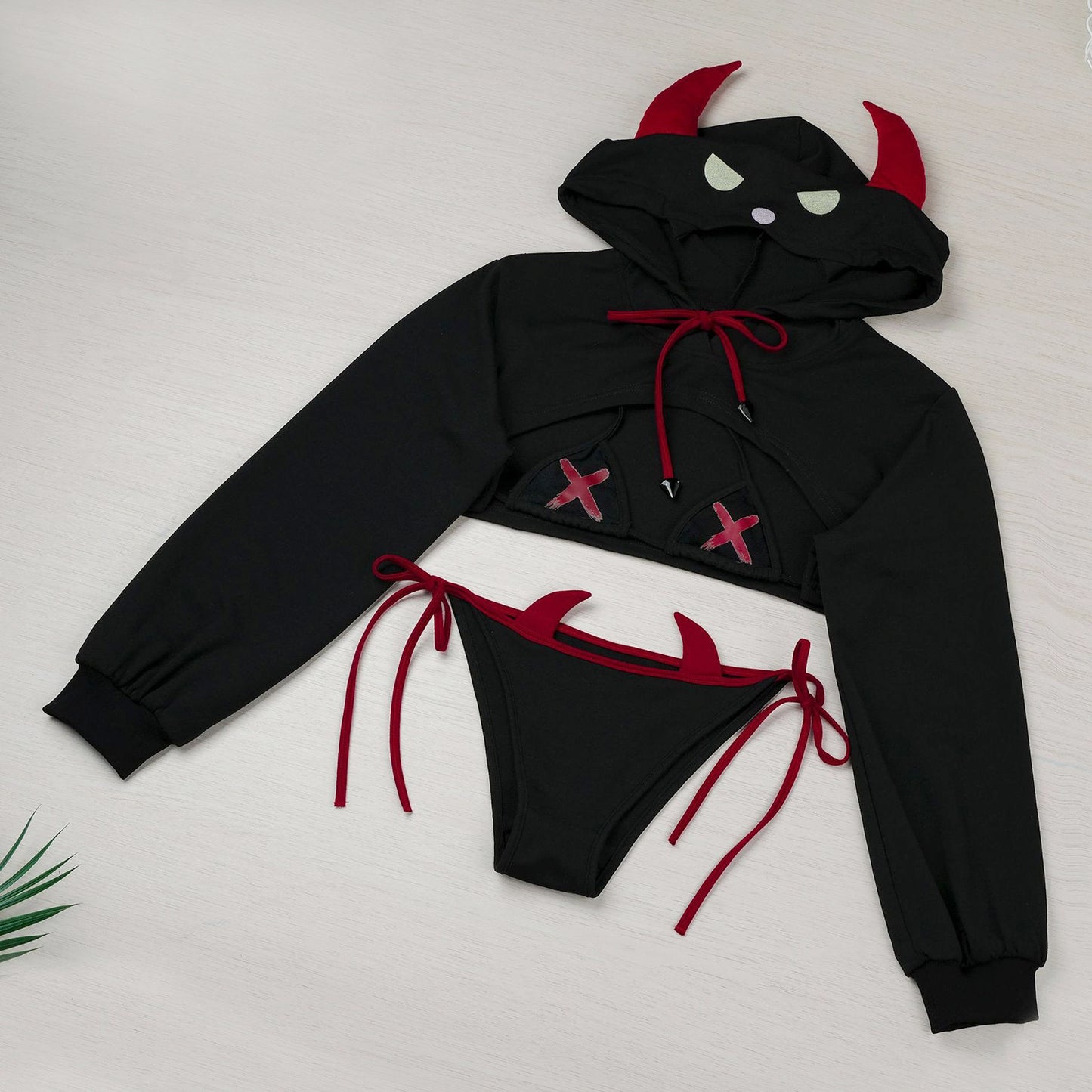 ちょっぴり大胆なセクシー小悪魔パーカー×ビキニコスチュームセット
