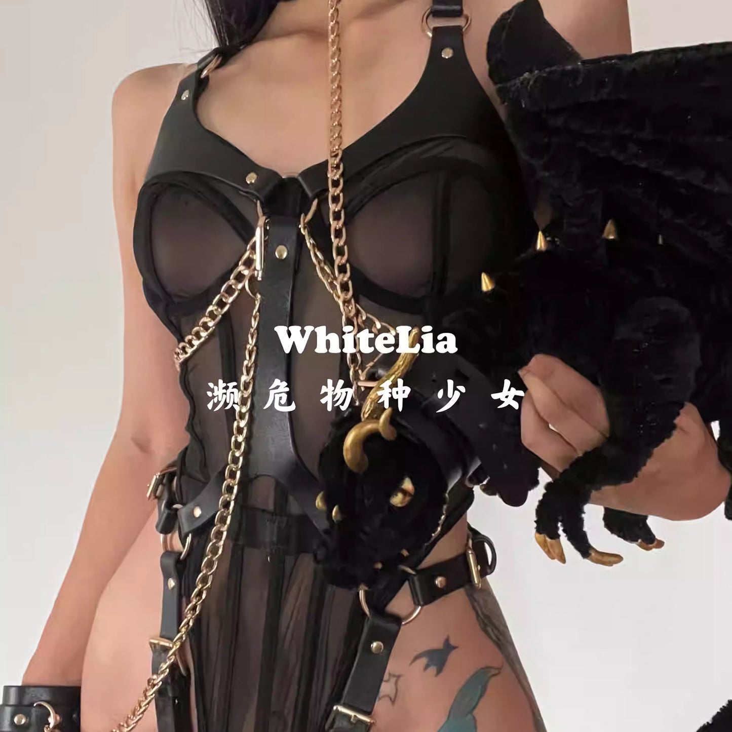 身体のラインを美しく引き立てるレザーボディーハーネス ブラック/ワインレッド【WhiteLia】