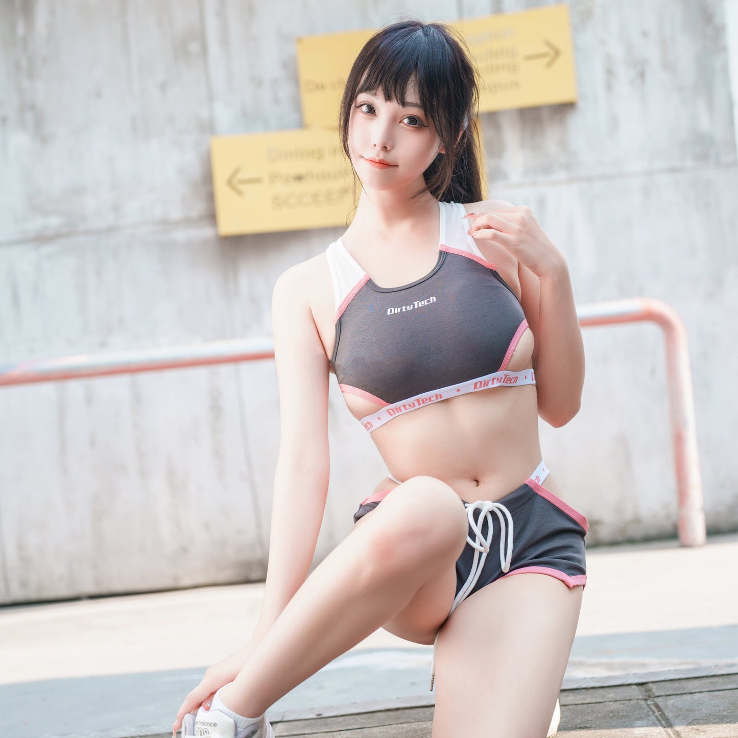 露出控えめのセクシートーレニングスーツ 運動スーツ【得体社】