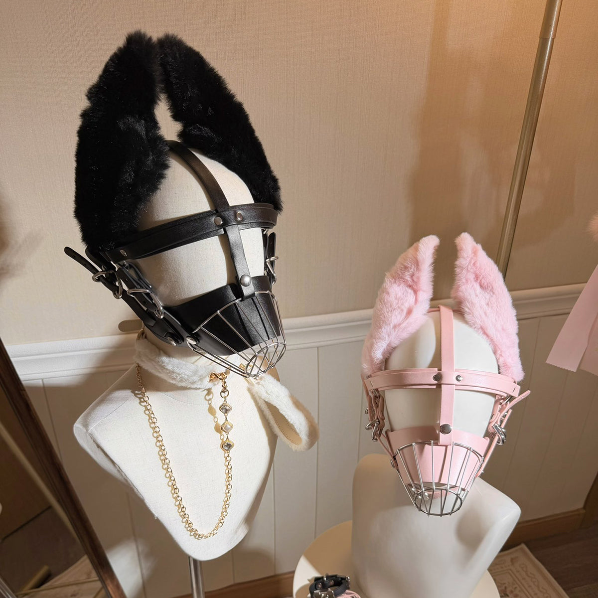 【躾けられる悦び】ふわふわファー犬耳×ハード拘束。高級人間用ドッグマズル（口輪）黒/ピンク