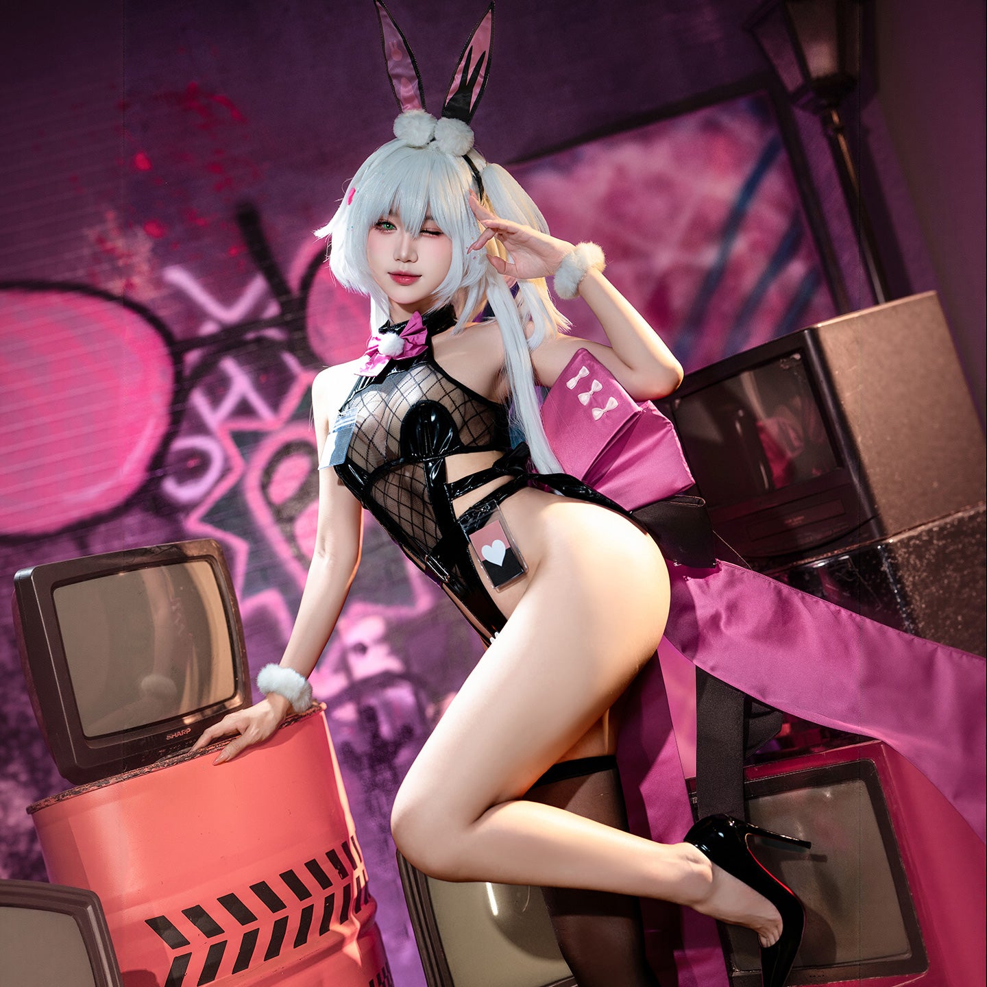 背中に揺れるビッグリボンがキュートハイレグレオタードバニーガールコスプレ【FEE ET MOI】