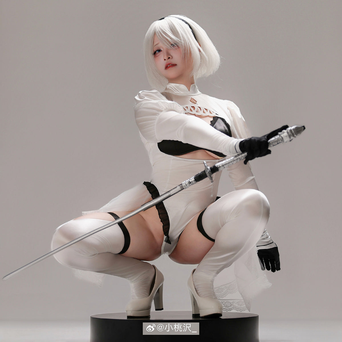 アズレン×ニーア オートマタ 凛々しい2B 圧倒的太ももが垣間見える白ドレスコスプレ 【火華家】