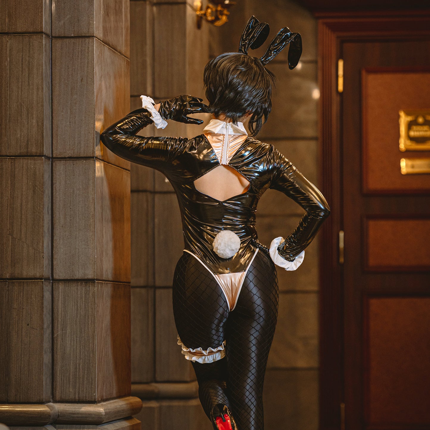 シャンパンゴールド ハイレグ バニーガール コスプレ 背面