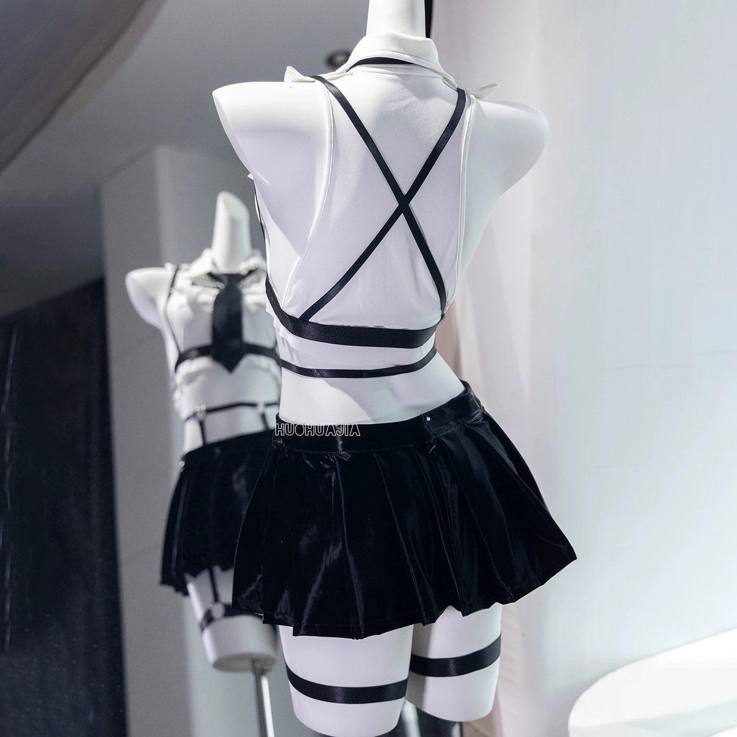 ボンテージ風 セクシーポリス コスチューム レザー 過激 コスプレ フルセット 肉感強調 ストラップ くい込みベルト ボンテージ セクシー衣装 ディテール