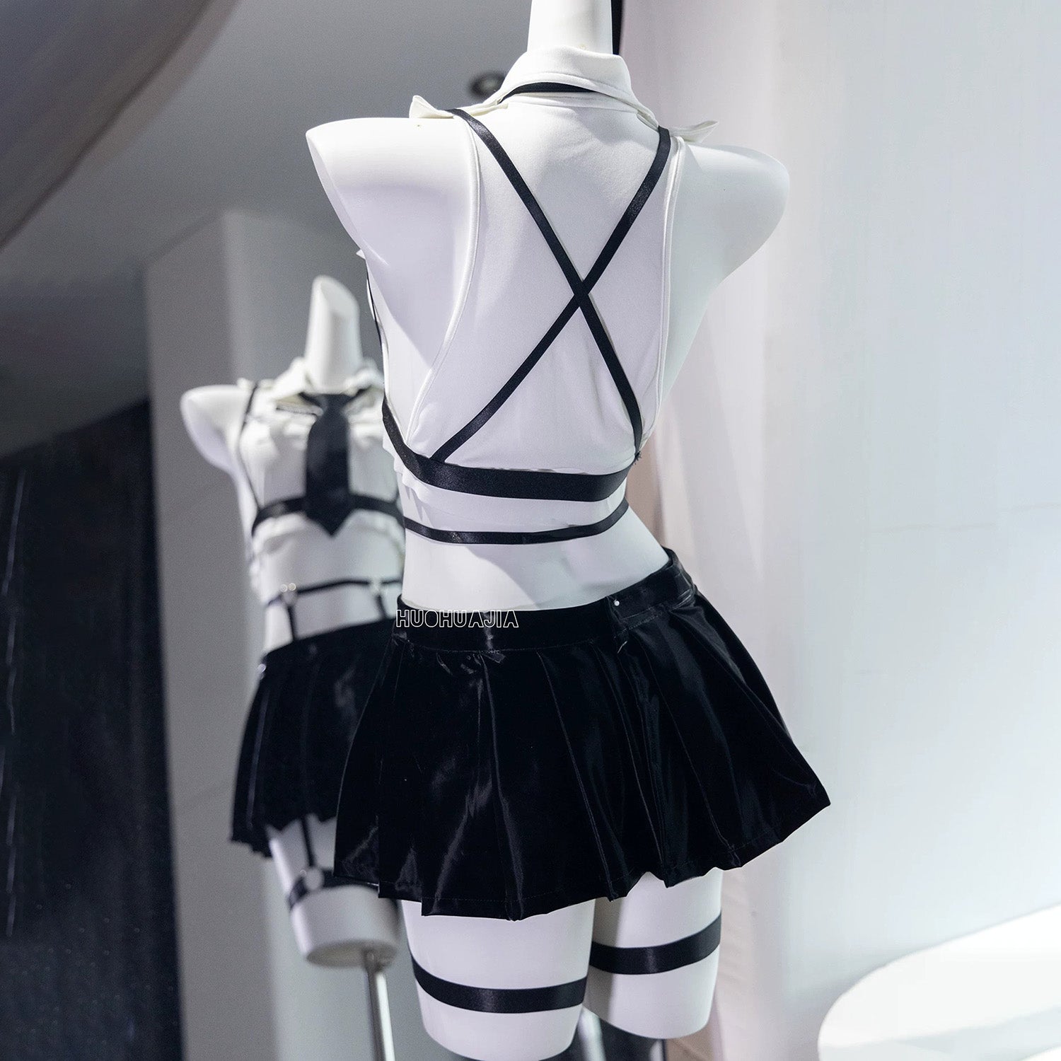 ボンテージ風 セクシーポリス コスチューム レザー 過激 コスプレ フルセット 肉感強調 ストラップ くい込みベルト ボンテージ セクシー衣装 ディテール