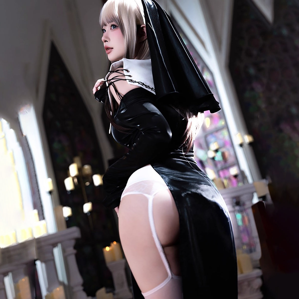 セクシー 修道女 衣装 背面 タイトシルエット PUレザー コスプレ 光沢感 ディテール 胸元メッシュ